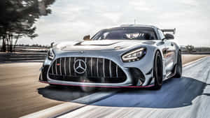 銀色 Mercedes-AMG GT 賽車在賽道上高速行駛，帶有動態模糊效果。 — Mercedes Benz C300 壁紙
