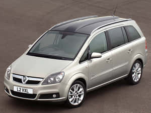 銀色 Vauxhall Zafira 旅行車配有車頂行李架停在柏油路上。 — 4:3 壁紙