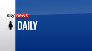Sky News Daily 廣播標誌，帶有麥克風圖標，背景為藍色。 — 桌面 壁紙