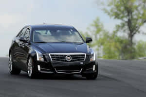 黑色Cadillac ATS轎跑車在綠樹成蔭的道路上行駛。 — 凱迪拉克 壁紙