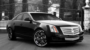 黑色Cadillac CTS-V轎車配備定制輪圈停放在大門入口處。 — 凱迪拉克 壁紙