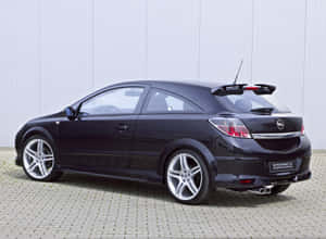 黑色改裝Opel Astra GTC跑車，配銀色輪圈，停放在戶外。 — 歐寶 壁紙