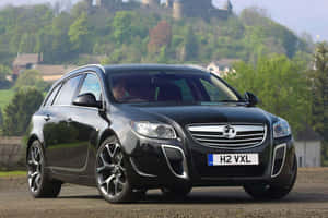 黑色歐寶Insignia Sports Tourer在城堡附近戶外停泊。 — 歐寶 壁紙