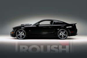 黑色Roush Mustang跑車在工作室中，帶有反射地板。 — 野馬GIF 壁紙