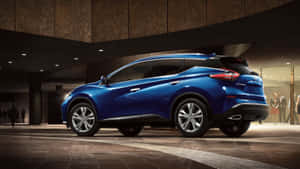 藍色日產Murano SUV在室內燈光下停放，附近有人。 — 日產 壁紙