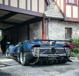 藍色Pagani Zonda R停在石木建築前，附近有人。 — 夏天 壁紙