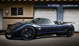 一輛藍色Pagani Huayra跑車停在車庫前。 — 土耳其藍 壁紙