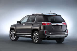 從後方四分之三角度在工作室中觀看的深灰色 GMC Terrain SUV。 — Surface Laptop 壁紙