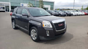 深灰色 GMC Terrain SUV 停放在汽車經銷商場地。 — Gmc 壁紙