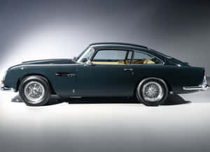 時尚的深綠色經典 Aston Martin DB5，在工作室燈光下配有米色內飾。 — 奧斯頓馬丁 壁紙
