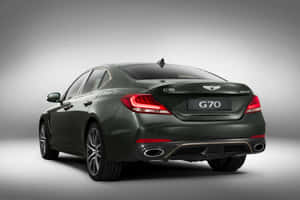 深綠色Genesis G70轎車在工作室中從後方觀看，帶有紅色尾燈。 — Surface Pro 壁紙