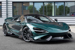 一輛綠色McLaren 720S跑車停放在現代建築外。 — MacBook 壁紙