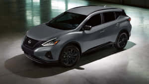 灰色日產Rogue SUV，黑色飾邊，在工作室中，混凝土地板，聚光燈照明。 — 日產 壁紙
