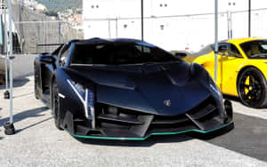 消光黑色藍寶堅尼 Aventador 帶有綠色飾邊，停放在一輛黃色跑車旁邊。 — Steam Deck 壁紙