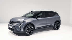 灰色電動SUV，帶黑色飾邊和發光頭燈，在白色工作室中。 — 雷諾 壁紙