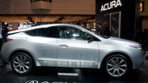 銀色Acura ZDX轎跑車在車展上展出，配備拋光輪圈和反光表面。 — Acura 壁紙