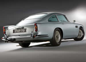 銀色經典Aston Martin DB5跑車在攝影棚燈光下 — 奧斯頓馬丁 壁紙