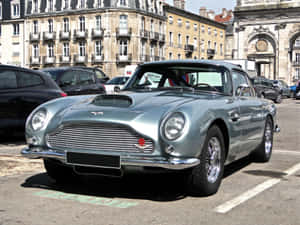 銀色經典Aston Martin DB6停放在歐洲城市廣場。 — 奧斯頓馬丁 壁紙