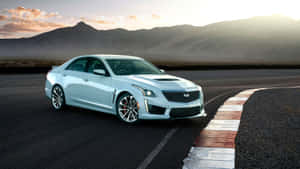 日落時分沙漠賽道上的銀色Cadillac CTS-V。 — iMac 壁紙