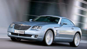 銀色 Chrysler Crossfire 跑車駛過玻璃建築。 — 克萊斯勒 壁紙