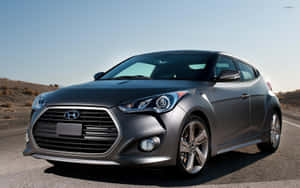銀色Hyundai Veloster停在沙漠公路上，天空湛藍。 — MacBook Pro 13 壁紙