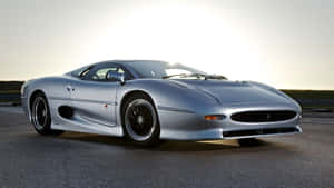 銀色積架XJ220跑車在日落時分的高速公路上。 — 美洲豹汽車 壁紙