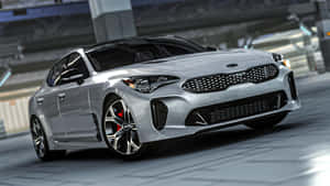 銀色Kia Stinger跑車在賽道上，帶有紅色制動卡鉗。 — 起亞 壁紙