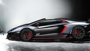時尚的銀色藍寶堅尼 Aventador SVJ 50，在攝影棚中帶有紅色點綴。 — 蘭博基尼 壁紙