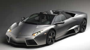 銀色藍寶堅尼 Reventon Roadster，配黑色輪圈和發光車頭燈，在工作室環境中。 — 蘭博基尼 壁紙