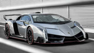 銀色藍寶堅尼 Veneno 帶有紅色飾邊，停泊在賽車場上。 — 蘭博基尼 壁紙