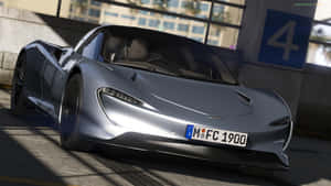 白天時銀色McLaren跑車停放在現代城市車庫中。 — 2560x1440 壁紙
