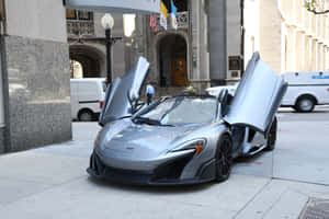 銀色McLaren跑車，鷗翼車門打開，停泊在城市人行道上。 — MacBook Air M2 壁紙