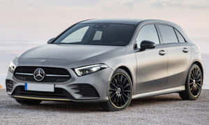 銀色 Mercedes-Benz A-Class 掀背車，黑色輪胎，停在碎石路上，日落時分。 — Mercedes-Benz 壁紙