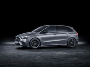 銀色 Mercedes-Benz A-Class 掀背車在攝影棚中帶有聚光燈效果。 — Mercedes-Benz 壁紙