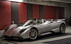 銀色Pagani Zonda Roadster敞篷跑車停放在紅色和灰色的車庫中。 — Steam Deck 壁紙