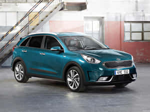 工業倉庫環境中的青綠色Kia Niro SUV。 — 起亞 壁紙