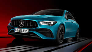藍綠色梅賽德斯-AMG A35跑車在紅黑色攝影棚賽道上。 — Mercedes-Benz 壁紙