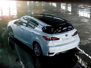 白色Lexus CT200h房車停放在潮濕的車庫中，地板上有倒影。 — 凌志 壁紙
