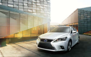 白色Lexus轎車停放在現代玻璃建築之間，金色陽光投射出反射。 — Steam Deck 壁紙