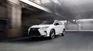 白色Lexus SUV在工業車庫中疾馳，帶有動態模糊效果。 — 凌志 壁紙