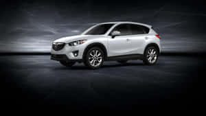 白色Mazda CX-5 SUV在深色工作室中，帶有漩渦背景燈光。 — 馬自達 壁紙
