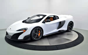 白色McLaren跑車配橙色內飾，置於圓形展示平台上。 — Steam Deck OLED 壁紙