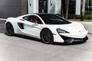 白色McLaren跑車，紅色座椅，停在棕櫚樹附近的人行道上。 — MacBook Air M3 壁紙