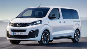 白色Opel Vivaro客貨車停放在戶外，以山巒為背景。 — 歐寶 壁紙