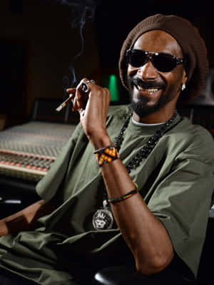 Snoop Dogg 在錄音室中抽煙微笑。 — 史努比狗狗 壁紙