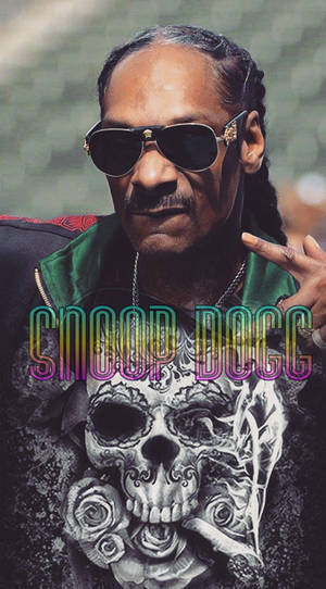 Snoop Dogg 戴太陽眼鏡，身穿骷髏玫瑰紋身圖案襯衫，做出手勢。 — 史努比狗狗 壁紙