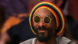 Snoop Dogg 戴著圓形金色太陽眼鏡和紅綠黃色毛帽 — 史努比狗狗 壁紙