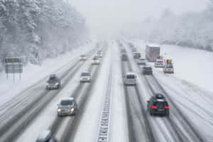 冬季汽車在濃霧中行駛的積雪高速公路。 — 冬季風景 壁紙
