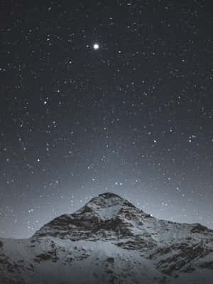 在繁星點點的夜空下，有明亮天體的白雪山峰。 — 2048x2732 壁紙