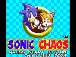 Sonic 和 Tails 在金色環中，背景是藍色格子，有遊戲標題文字。 — 索尼克 壁紙